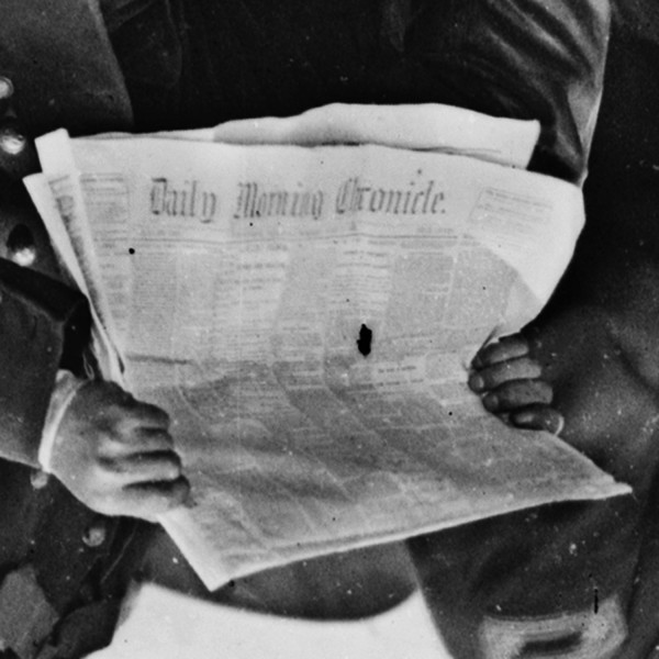 Inverted, contrast-enhanced closeup of newspaper shown in LC-B811-2433